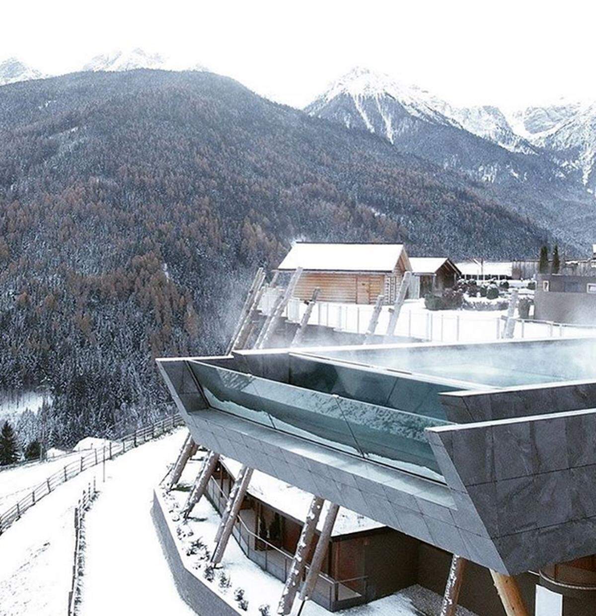 Auch die Front des 25 Meter langen Pools ist aus Glas und sorgt damit nicht nur für eine tolle Aussicht, sondern soll auch für das Gefühl sorgen, über dem Boden zu schweben.    