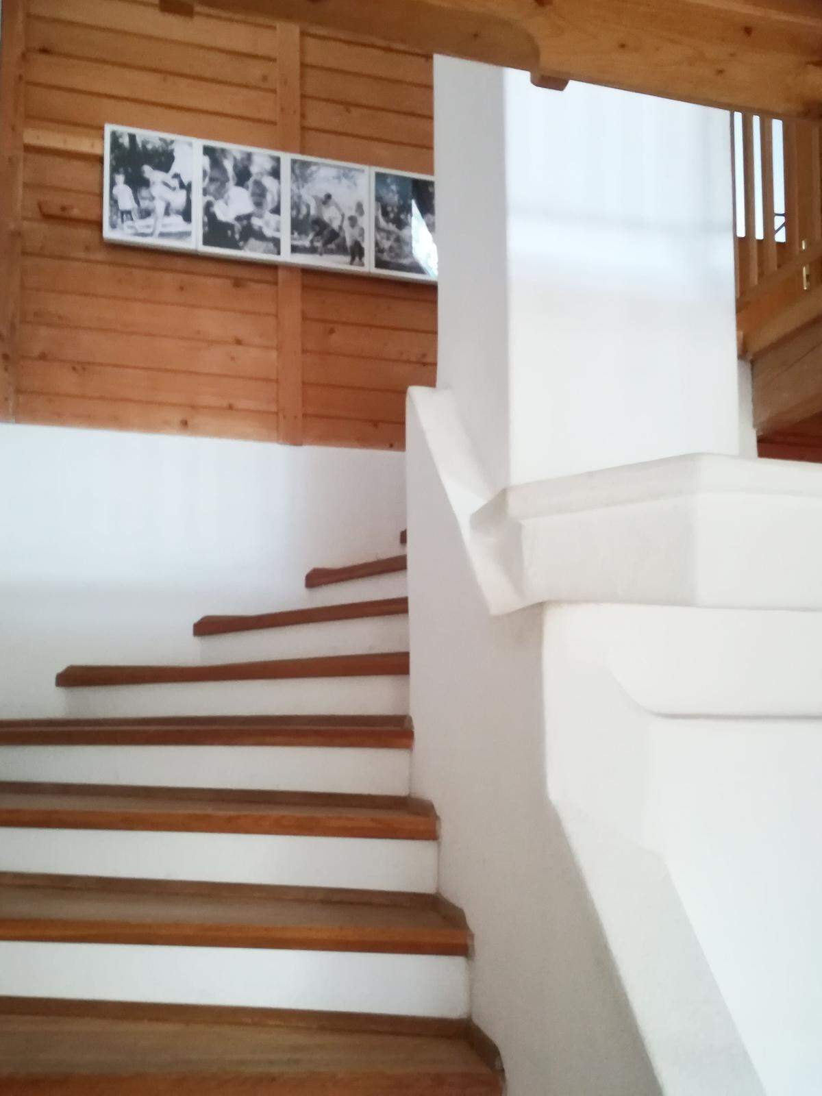 Die Treppe mit kleiner Bildergalerie.