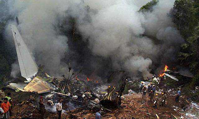 FlugzeugUnglueck Indien Flammen umgeben