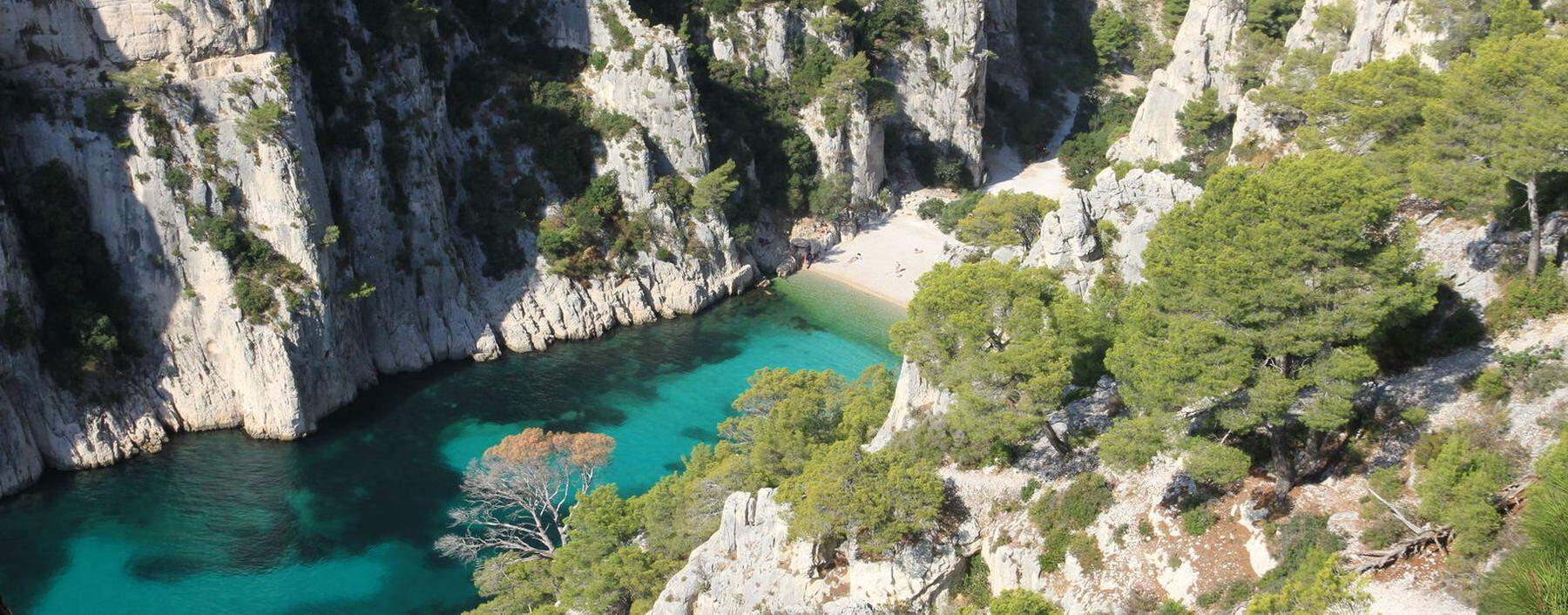 Im Nationalpark Calanques lockt trotz steilen Abstieg das türkise Wasser.  