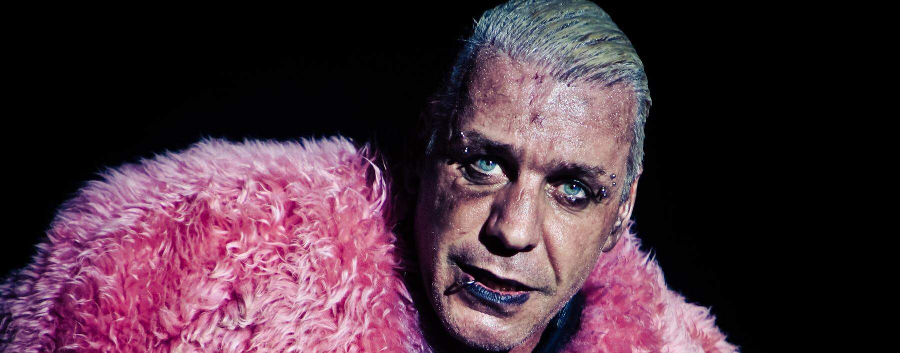 Till Lindemann will mit provokanten Texten „deutschen Ernst in groben Unfug“ verwandeln. Nach Übergriffsvorwürfen gegen ihn wird diese Argumentation hinterfragt.