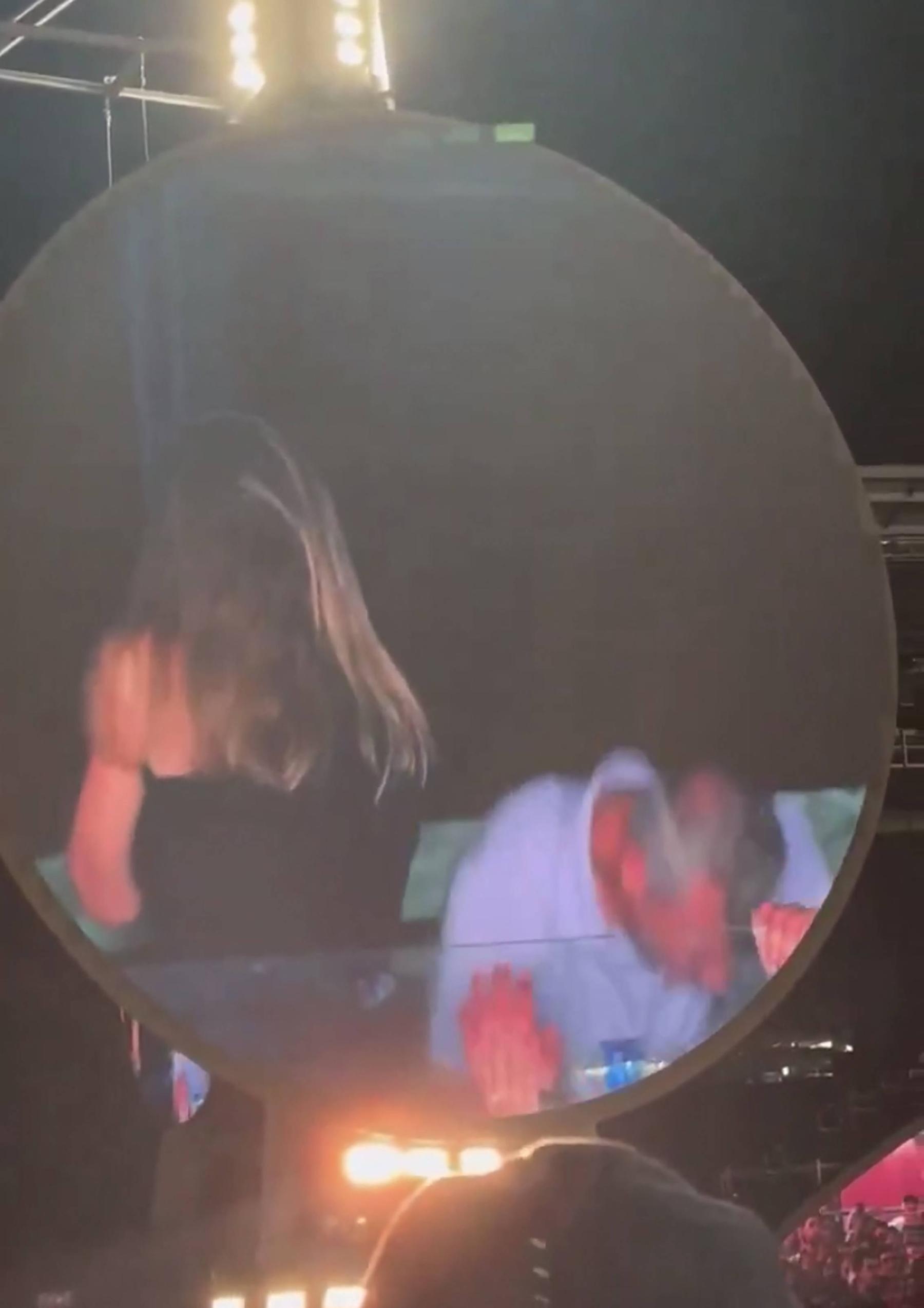 „Kiss-Cam“ filmt Fremdgehen auf Coldplay-Konzert: Tech-CEO und Personalchefin beurlaubt