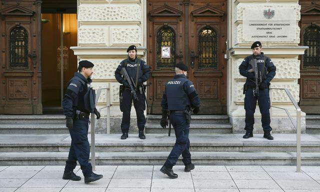 Archivbild: PÜolizeiaufgebot vor dem Grazer Gericht bei einem Jihadisten-Prozess