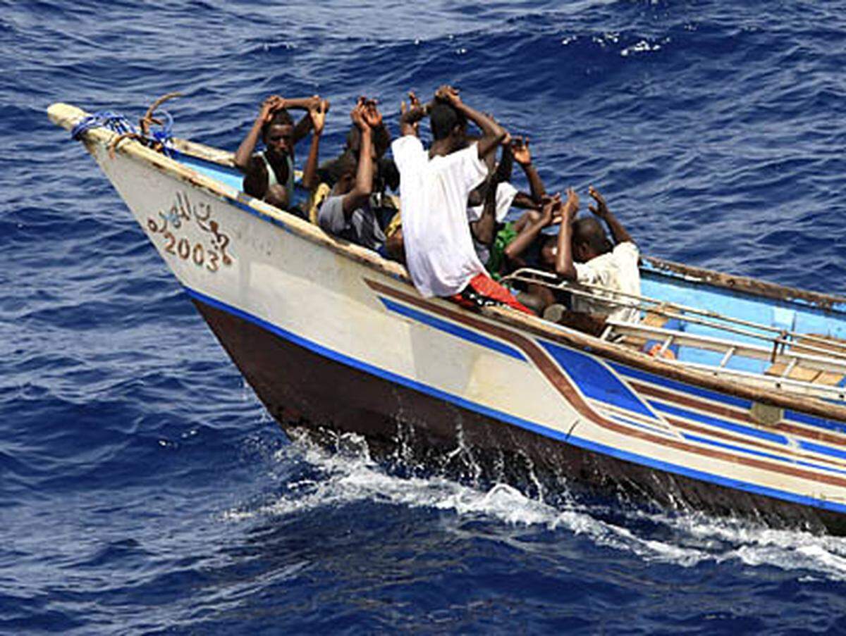 Vor allem der vielbefahrenen Seeweg zwischen Europa und Asien im Indischen Ozean und im Golf von Aden wird von Seeräubern unsicher gemacht. Sie haben viele Millionen Dollar Lösegeld erpresst. Zur Bekämpfung der Piraterie ist eine internationale Flotte von Kriegsschiffen im Einsatz (mehr ...). Die Piraten haben derzeit mehrere Schiffe vor der somalischen Küste in ihrer Gewalt.