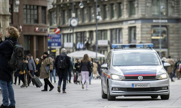 Nach Hinweisen auf einen möglichen Anschlagsplan einer islamistischen Gruppe in Wien wurden am in der Weihnachtszeit 2023 die Sicherheitsmaßnahmen rund um den Stephansdom verstärkt.