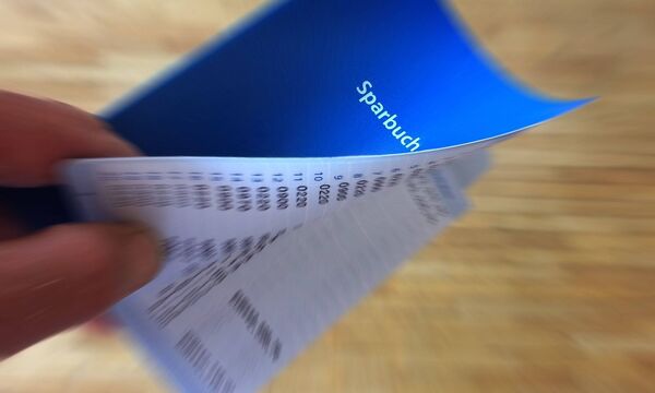 Themenbild Sparbuch Feature Sparer sparen Zinsen Negativzinsen Geldanlage Spareinlage