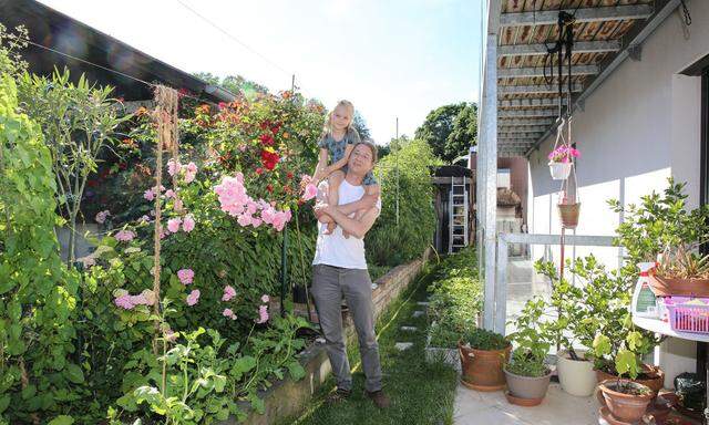 Daniel Dufek mit seiner Tochter, Ela, im Kleingarten.