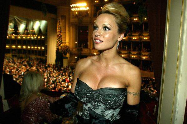 Ungewöhnlich wenig Haut zeigt diese kesse Begleitung des Jahres 2003. Pamela Anderson sollte allerdings nicht die einzige Nixe am Opernball bleiben.