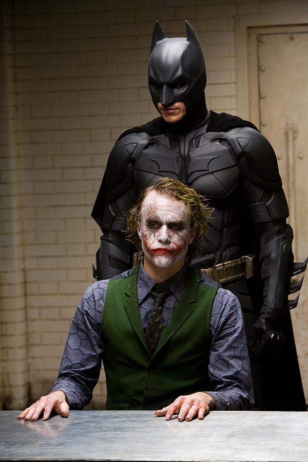 Christian Bale spielte einen bitterernsten Batman und bekam es zunächst mit Cillian Murphy (Scarecrow) und Liam Neeson (Ra's al Ghul) zu tun. Im zweiten Teil ("The Dark Knight", 2008) brillierte Heath Ledger als psychopathischer Joker. Der Schauspieler wurde posthum mit dem Oscar ausgezeichnet.Der Streifen spielte mehr als eine Milliarde Dollar ein.