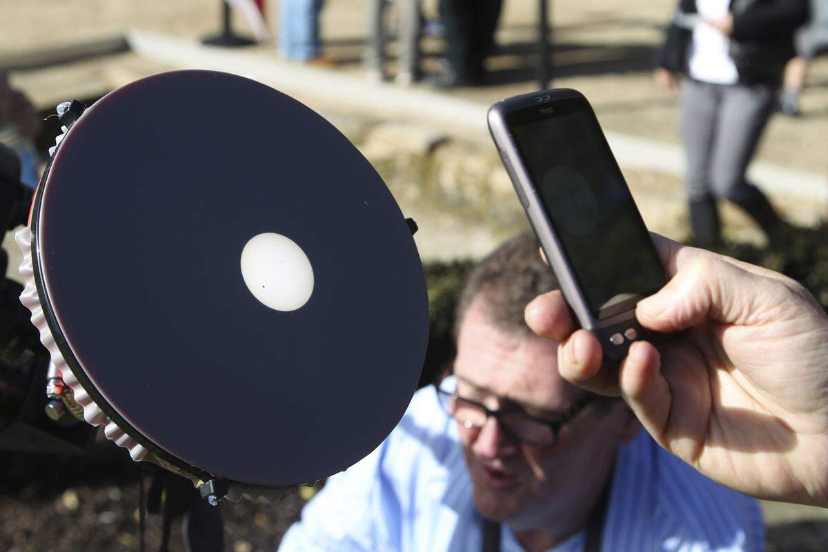 Bei Vorträgen und Veranstaltungen auf der ganzen Welt wurden Live-Projektionen von der Sonne mit der vorbeiziehenden Venus gezeigt.