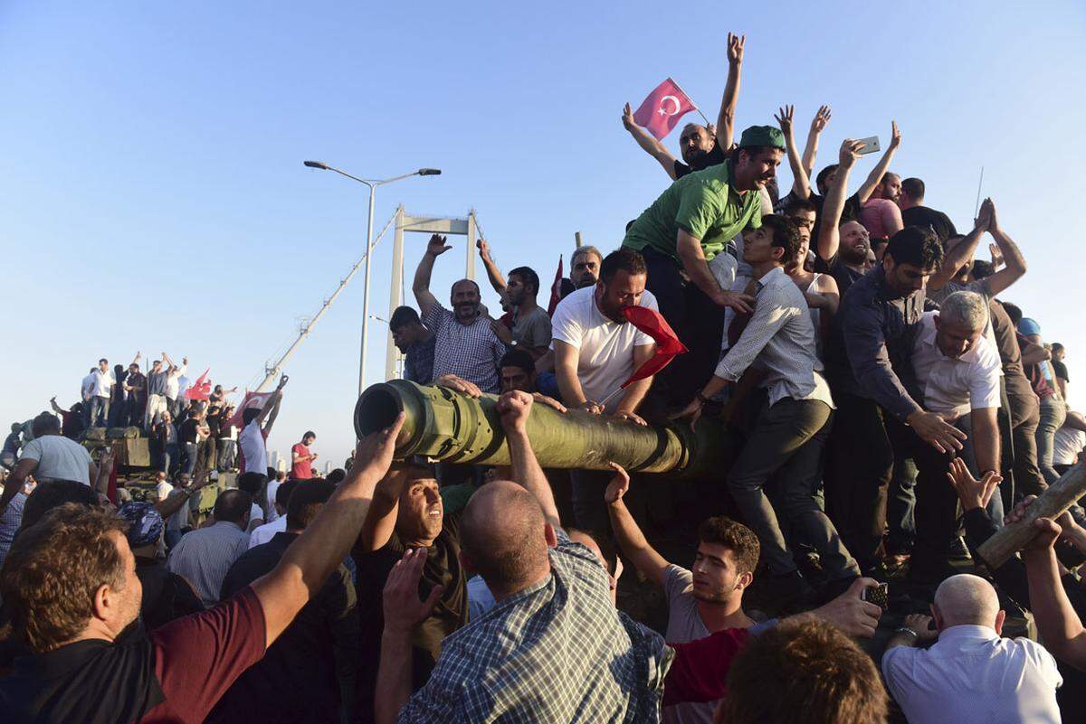 Präsident Recep Tayyip Erdogan, der seine Anhänger zum Widerstand aufgerufen hatte, traf in Istanbul ein und gab sich siegessicher. In Ankara wurde auch in der Früh noch gekämpft.