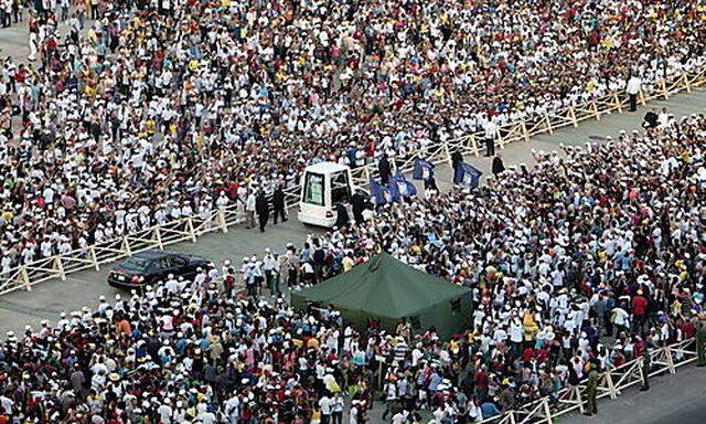 Papst Benedikt wurde am Weg zur Messe von hunderttausenden Kubanern gefeiert