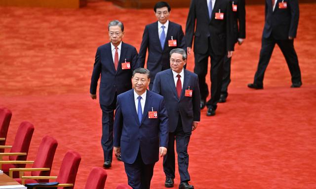 Xi Jinping mit seinen engsten Unterstützern beim Dritten Plenum des 20. Zentralkomitees der KP.