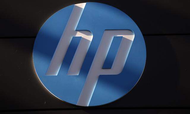 A Hewlett-Packard logo is seen at the company´s Executive Briefing Center in Palo Alto