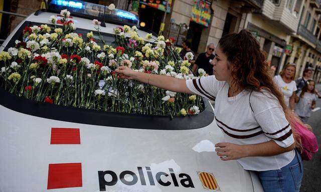 Blumen für die Mossos: Eine Unterstützerin der katalanischen Polizei am Sonntag in Barcelona.