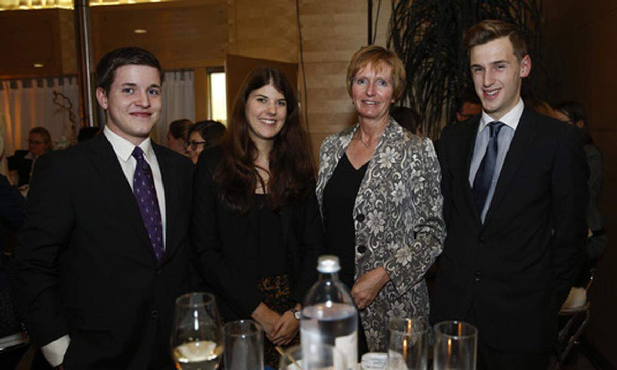 KPMG-Personalchefin Ursula Vogler (2.v.re.) mit Christina Seling (2.v.li), Stefan Kappel und David Böhm (aus dem FIRST Studiengang). Leider fotoscheu: Sponsor Gerhard Tögel, Geschäftsführer von EDV 2000.