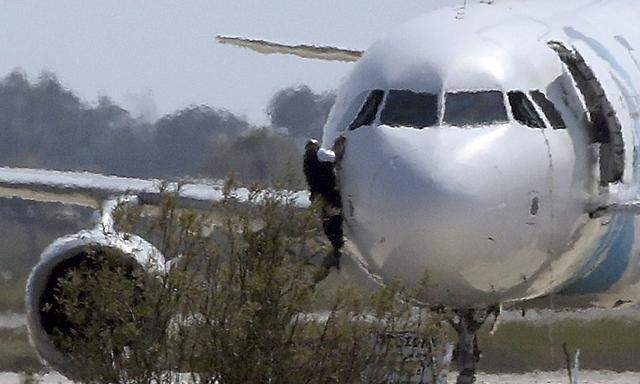 Eine Person flieht durch ein Cockpitfenster vor dem Entführer in der EgyptAir-Maschine, die auf Zypern gelandet ist.