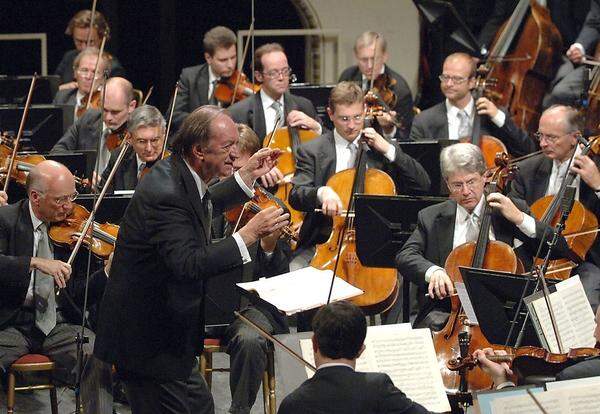 Seit den 90er Jahren leitete er regelmäßig die Berliner Philharmoniker. Als die Wiener Symphoniker ihm 1997 die Stelle des Chefdirigenten anboten, lehnte er ab. Seit 2005 ist er Ehrenmitglied der Wiener Philharmoniker. Im Bild: Harnoncourt mit den Wiener Philharmonikern, 2006 in der Wiener Staatsoper.