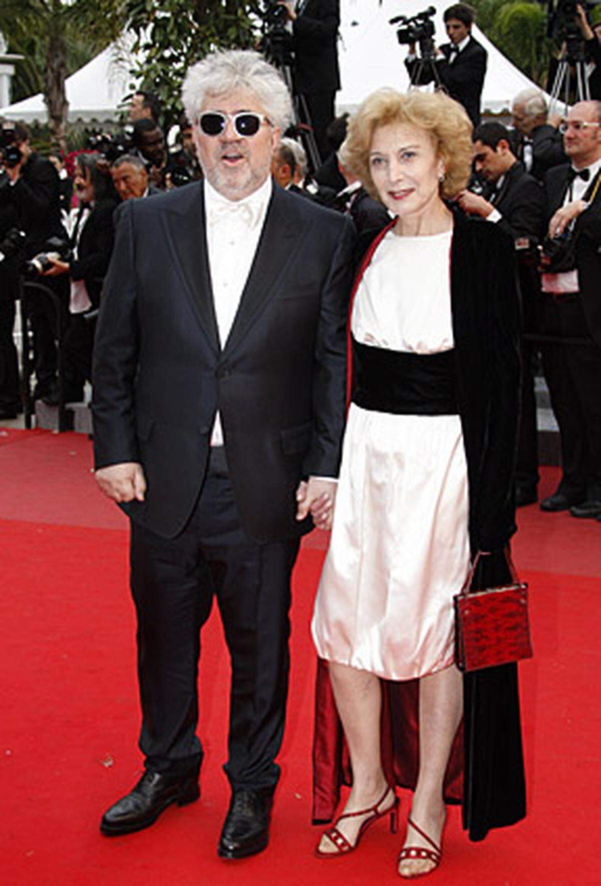Der spanische Regisseur Pedro Almodóvar zog mit einer Landsfrau, der Schauspielerin Maria Luisa Paredes über den roten Teppich.