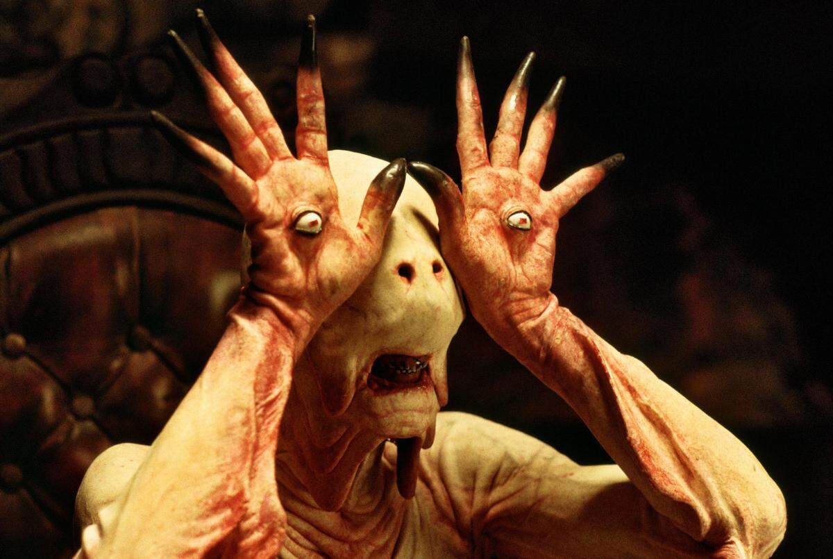 von Guillermo del Toro, 2008 Guillermo del Toro verknüpfte in "Pans Labyrinth" ein Kinderschicksal mit dem Spanischen Bürgerkrieg, erweitert um Märchenelemente. Ein Mädchen taucht da in seine fabelhafte Fantasiewelt ein, während ihr Stiefvater, ein brutaler Franco-Offizier, erbarmungslos Jagd auf die verbleibenden Widerstandskämpfer macht. Berührend, verstörend und stilbildend.