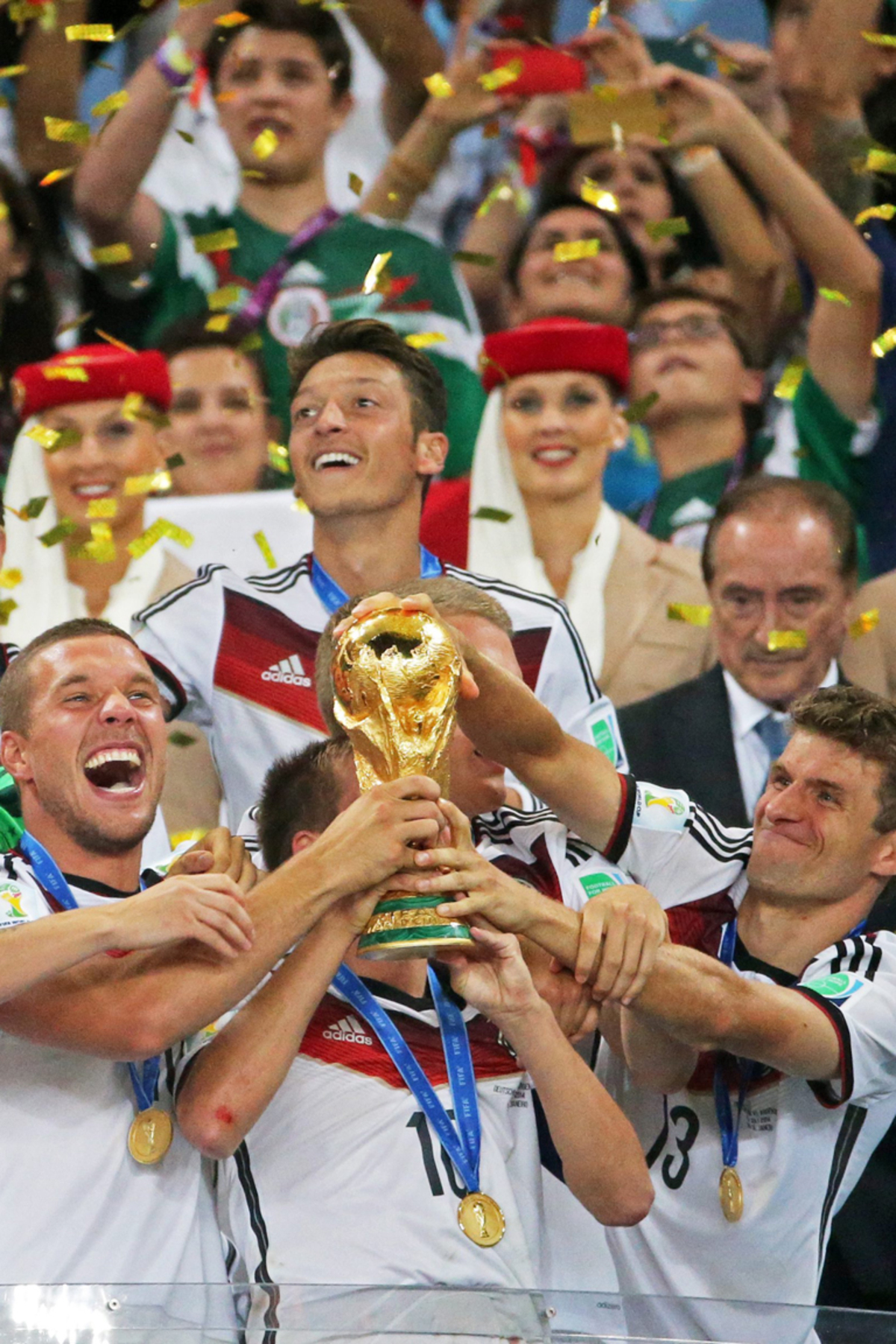 Und dann gingen sie alle mit dem WM-Pokal auf Tuchfühlung.