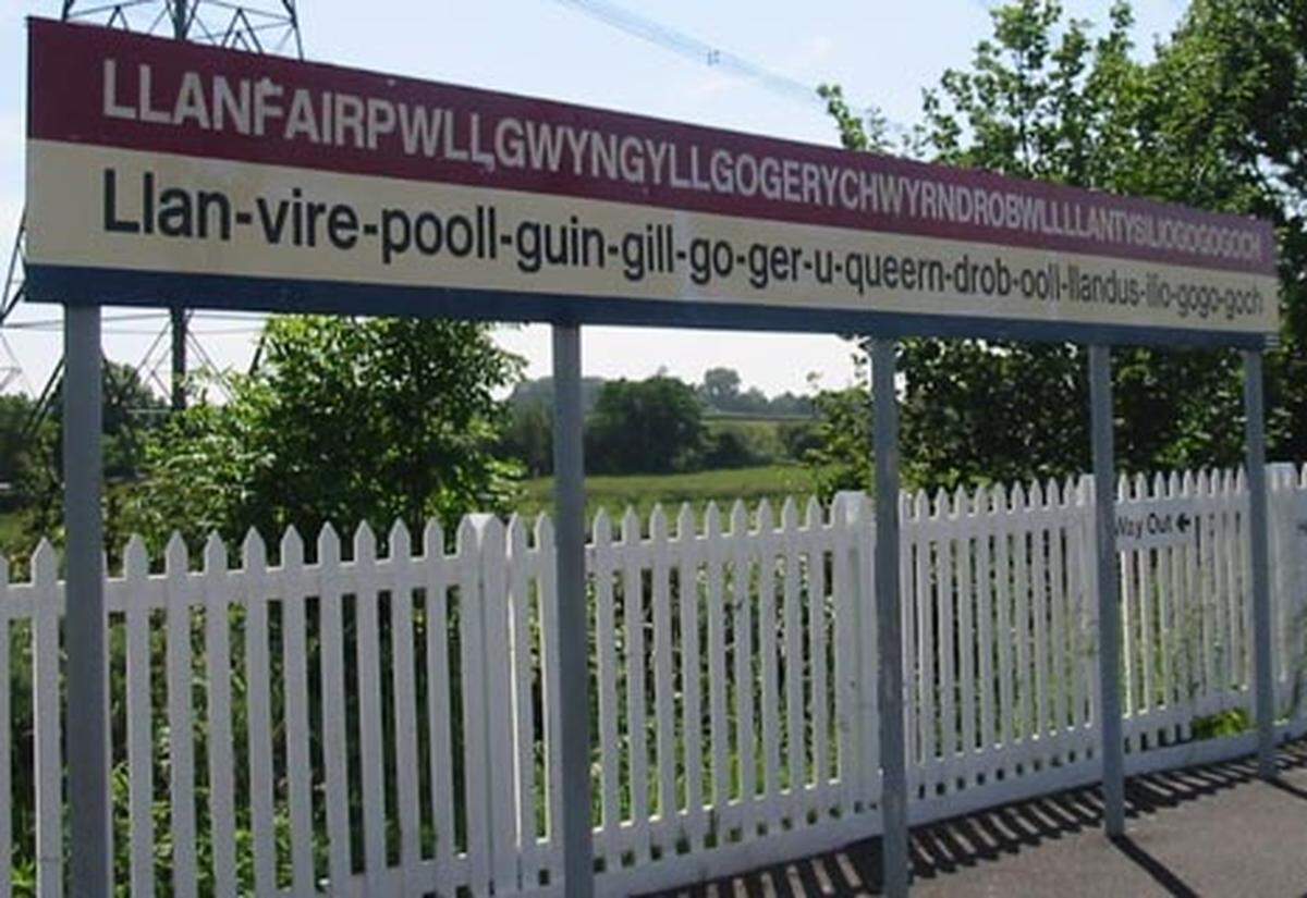 Llanfairpwllgwyn- gyllgogerychwyrndrob-wllllantysiliogogogoch ist eine 58 Buchstaben lange Gemeinde im Süden der Insel Anglesey in der gleichnamigen Grafschaft im Nordwesten von Wales (GB).