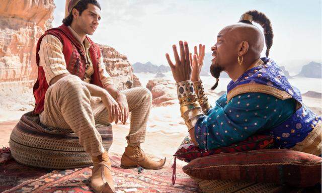 Will Smith spielt den Flaschengeist, Mena Massoud Aladdin. 