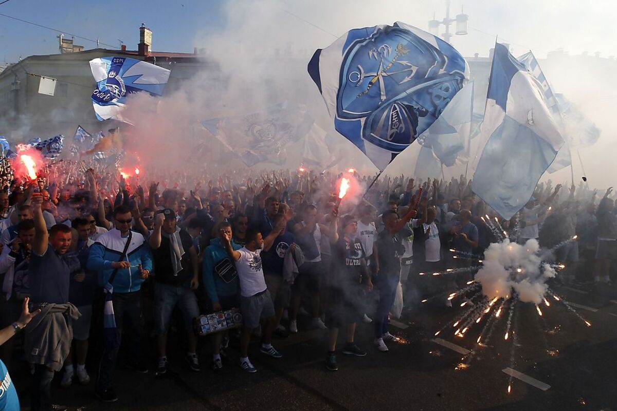 Größte Erfolge:* Sieg im UEFA-Cup 2008 * Sieg UEFA Super Cup 2008* 3 russische Meistertitel (zuletzt 2012)* 2 russische Cupsiege (zuletzt 2010)* 1 sowjetischer Meistertitel (1984)* 1 sowjetischer Cupsieg (1944)Bild: Zenit-Fans in der Innenstadt von St. Petersburg vor einem Ligaspiel gegen Kuban Krasnodar