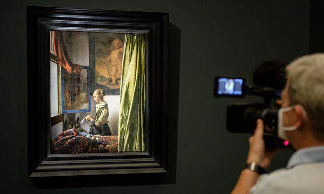 Das Vermeergemälde "Briefleserin am offenen Fenster" bei einer Ausstellung in Dresden.