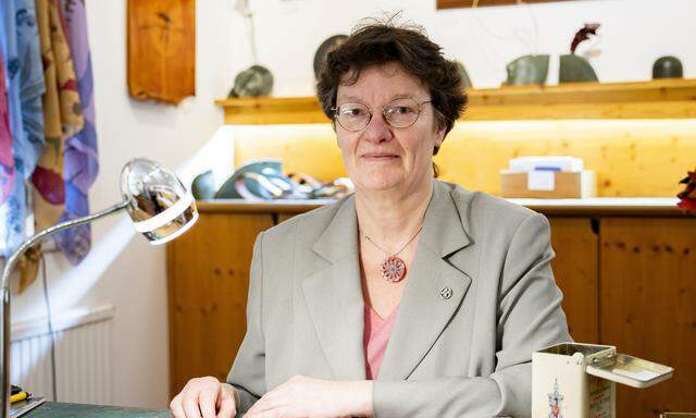 Johanna Arbeithuber näht seit 40 Jahren Knöpfe aus Zwirn. 