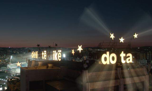  Auf dem Dach des Grand Hotel in Pristina tanzen die Sterne: Petrit Halilaj zitiert (auf Albanisch) mit seiner Lichtinstallation „When the sun goes away, we paint the sky“ aus der Geschichte eines 12-jährigen Mädchens.