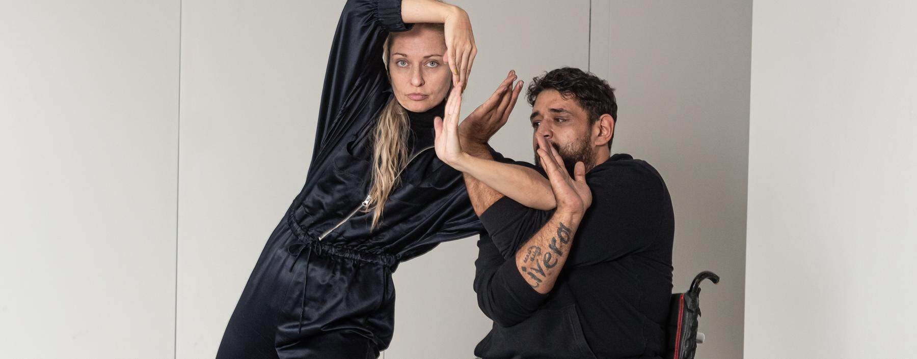 Drehbühne. Silke Grabinger und Adil Embaby performen zum Thema Kunst und Inklusion.