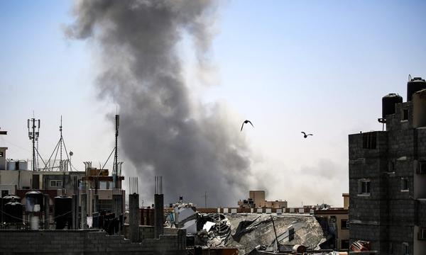 Rauch nach einem israelischen Luftschlag in Rafah im südlichen Gazastreifen am Sonntag.