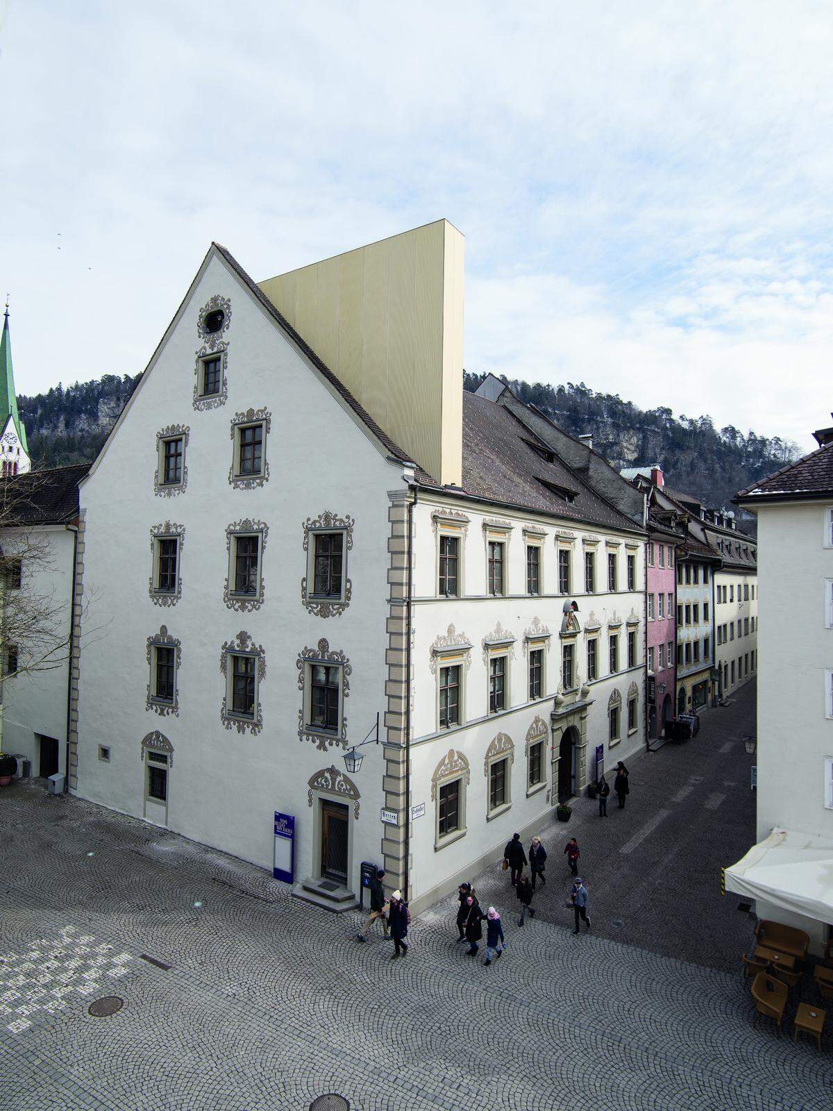 Das Palais Liechtenstein mit neuem "Ausguck", der anlässlich der 800-Jahr-Ausstellung "Von Hugo bis dato" gebaut wurde. Sie ist bis Ende des Jahres zu sehen. &gt; &gt; Artikel: Grätzltour Feldkirch 