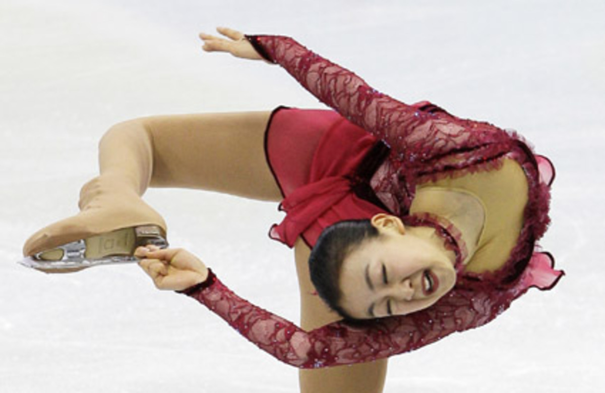 Mao Asada, die Weltmeisterin von 2008, ging mit einem ähnlich anspruchsvollen Programm in ihre ersten Olympischen Spiele, wurde aber bei der Ausführung niedriger bewertet.