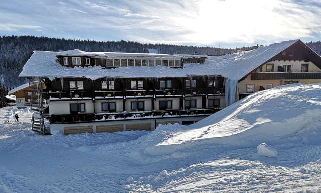  Zugenagelte Fenster und Schneeberge – sonst ist wenige Tage nach der Lawine, bei der niemand verletzt wurde, in Ramsau alles ruhig.