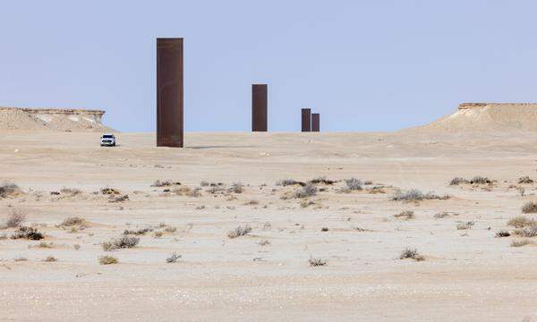 In den öffentlichen Raum hat es internationale Kunst in Katar längst geschafft: Seit 2014 stehen drei gigantische Stahl­stelen in der Wüste nördlich von Doha. „East-West/West-East“ heißt das Werk des amerikanischen Bildhauers Richard Serra.