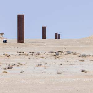 In den öffentlichen Raum hat es internationale Kunst in Katar längst geschafft: Seit 2014 stehen drei gigantische Stahl­stelen in der Wüste nördlich von Doha. „East-West/West-East“ heißt das Werk des amerikanischen Bildhauers Richard Serra.