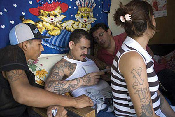 Monatelang begleitete Poveda die Gang Mara 18 in San Salvador mit der Kamera. El Salvador weist eine der höchsten Kriminalitätsraten der Welt auf. Von 1980 bis 1991 wütete dort ein Bürgerkrieg. Man schätzt die Opferzahl auf 70.000, die meisten davon waren Zivilisten.