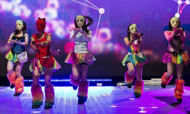 Wer in Japans lukrativer Idol-Szene herausstechen will, braucht ein Gimmick: Bei der Band Kamen Joshi sind es Serienkiller-Masken.