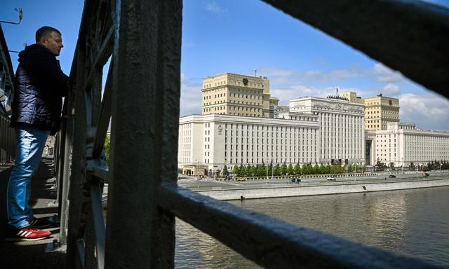 Blick auf das russische Verteidigungsministerium von einer Moskwa-Brücke aus.