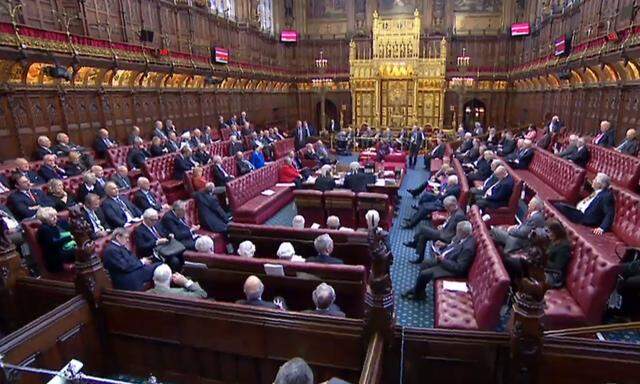 Die Augen richten sich heute zur Abwechslung einmal auf das House of Lords im Londoner Parlament, dessen Versammlungssaal doch ein Stück weit prunkvoller gestaltet ist, als jener des House of Commons.