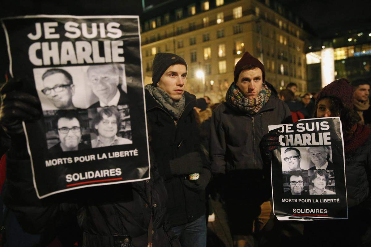 In Paris versammelten sich auf dem Platz der Republik mehr als 35.000 Menschen, wie die Polizei mitteilte. In vielen anderen französischen Großstädten gingen ebenfalls tausende Demonstranten auf die Straße, insgesamt mehr als 100.000.