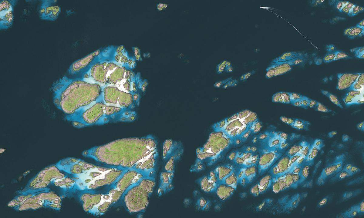Der Vega-Archipel vor der norwegischen Küste besteht aus mehr als 6000 Inseln und Schären, die in der Eiszeit von Gletschern rund geschliffen wurden. Über Jahrhunderte haben Menschen in dieser abweisenden Umgebung von Fischfang und Viehzucht gelebt. Eine Besonderheit der Region war seit dem 9. Jahrhundert die Nutzung verlassener Nester von Eiderenten für die Produktion von Eiderdaunen. Der Vega-Archipel ist heute Teil des UNESCO-Welterbes.