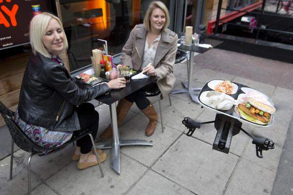 Punktlandung ist bei der Lieferdrohne angesagt. Das "Yo! Sushi" in London hat die mit kleinen Rotorblättern ausgestattete Maschine für den Service getestet.