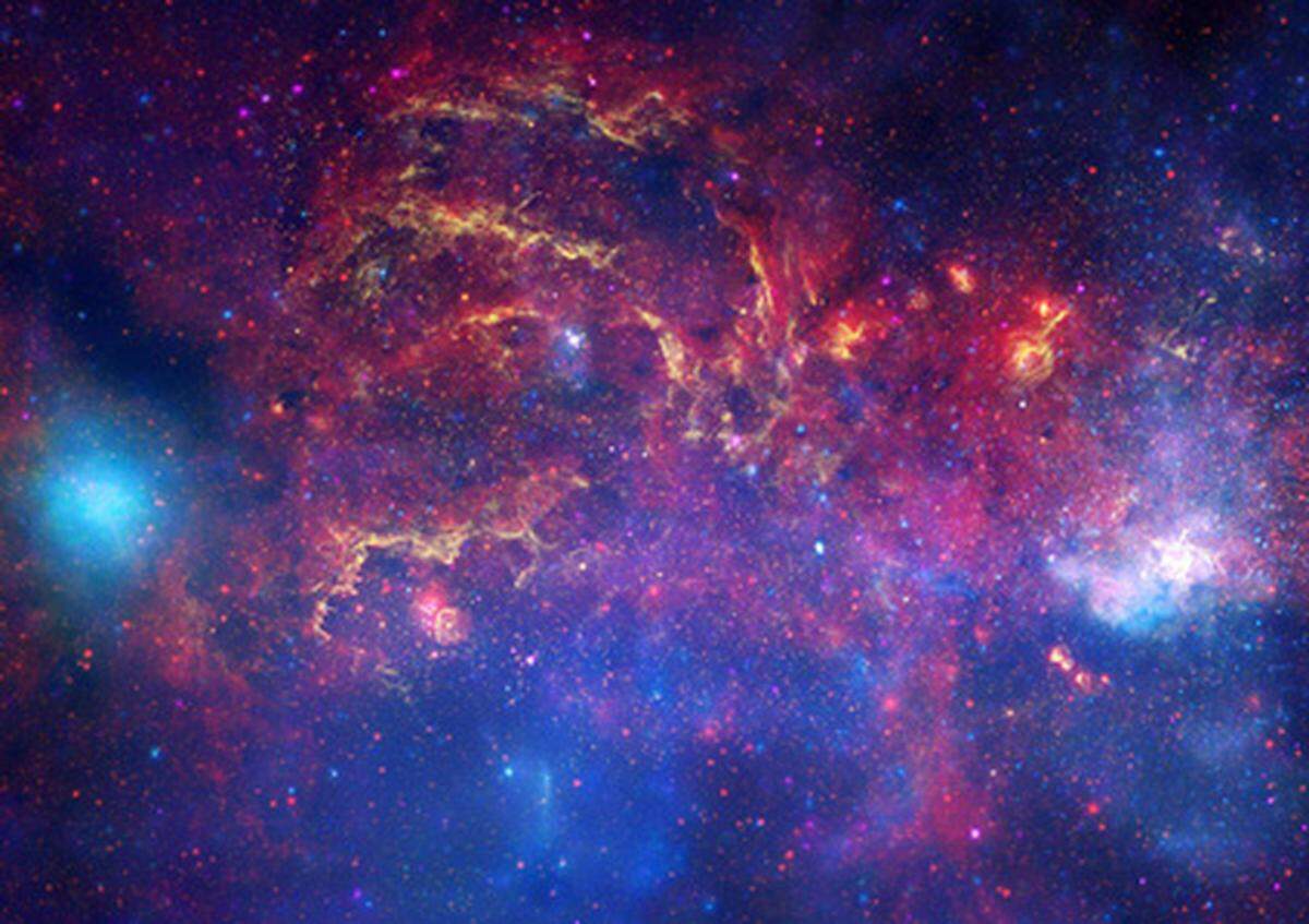 Eine weitere Aufnahme zeigt den Nebel NGC 6302, der einem Schmetterling ähnelt. Allerdings handelt es sich hier um einen gigantischen Stern, der im Steben liegt und seien Gashülle abgestoßen hat.