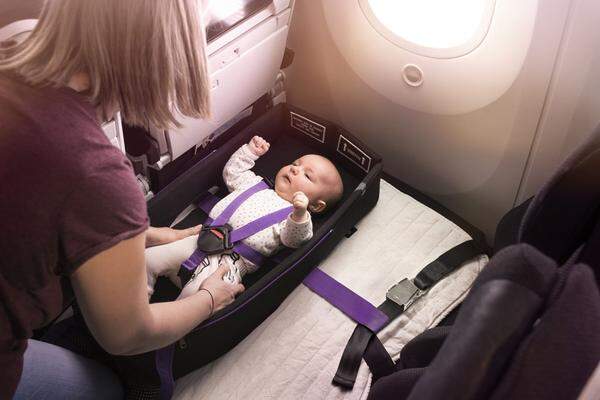 Die Economy Class erträglicher zu machen hat sich Air New Zealand vorgenommen. Eine ganze Sitzreihe kann zu einem Bett umfunktioniert werden. "Skycouch" ist nun auch im Familienmodell mit neuen Gurten und Sicherheitsstandards für Babys erhältlich.    