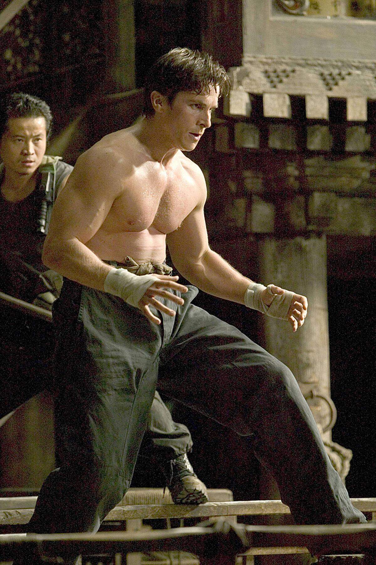 Für die Titelrolle in "Batman Begins" im Folgejahr nahm Bale wieder 45 Kilo zu - vor allem Muskelmasse. Für seine, mit einem Oscar belohnte, Darstellung eines cracksüchtigen Box-Managers in "The Fighter" nahm er 2008 erneut 13 Kilo ab.