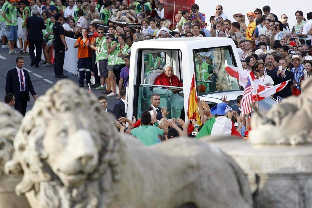 Benedikt XVI. hatte zunächst den Kreuzweg im Papamobil abgefahren, bevor er sich auf dem Cibeles-Platz auf einer Bühne niederließ. In einer Ansprache rief er die hunderttausenden Jugendlichen auf, nicht am menschlichen Leid vorüberzugehen, sondern ihre Liebe und ihr Mitgefühl zu geben.