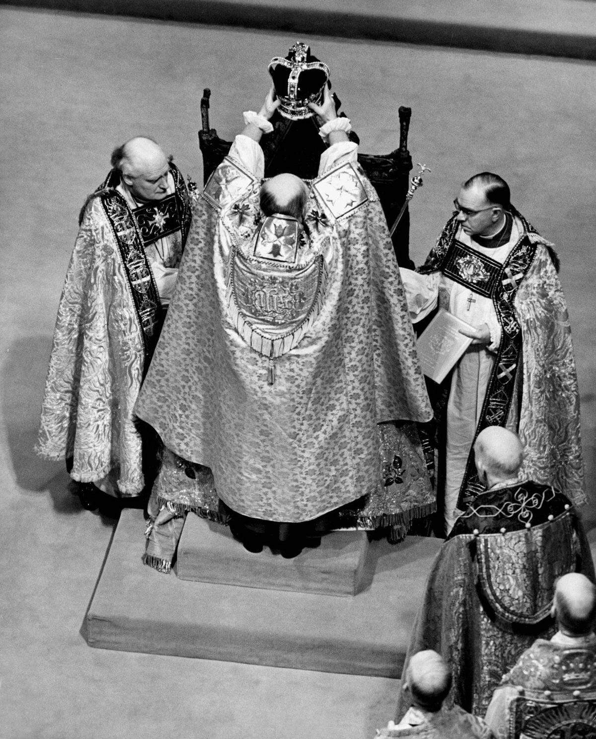 Nur der Erzbischof von Canterbury, der Schatzmeister und die Königin haben das Recht, die St-Edward's-Crown zu berühren. Von diesem machte sie in der Tat auch Gebrauch, wennglich etwas zaghaft, und beantwortete ihre eigene Frage ("Ist sie noch immer so schwer?") gleich selbst: "Sie ist es. Sie wiegt eine Tonne."  